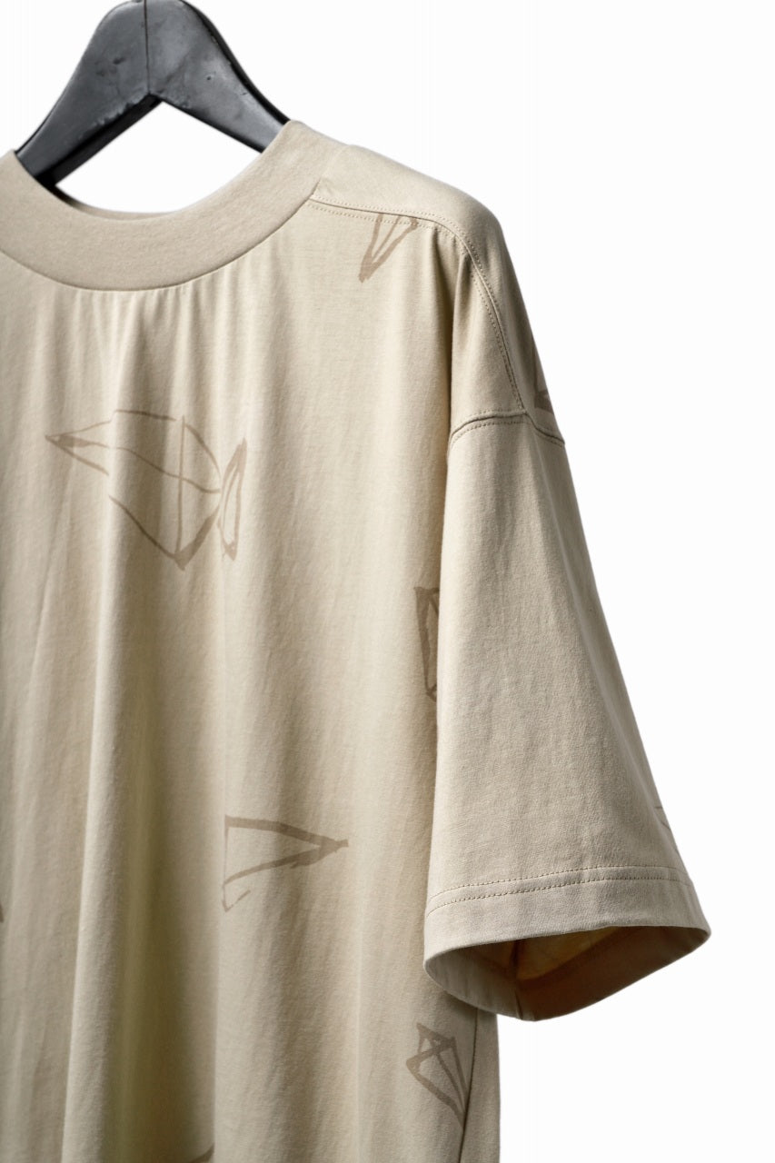 画像をギャラリービューアに読み込む, A.F ARTEFACT PYRA PATTERN PRINT THICK-COLLAR LOOSEY TEE (BEIGE)