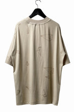 画像をギャラリービューアに読み込む, A.F ARTEFACT PYRA PATTERN PRINT THICK-COLLAR LOOSEY TEE (BEIGE)