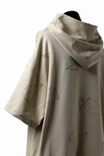 画像をギャラリービューアに読み込む, A.F ARTEFACT PYRA PATTERN PRINT SWEAT HOODIE SHORT SLEEVE (BEIGE)