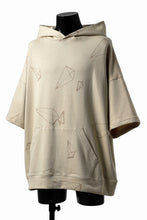 画像をギャラリービューアに読み込む, A.F ARTEFACT PYRA PATTERN PRINT SWEAT HOODIE SHORT SLEEVE (BEIGE)