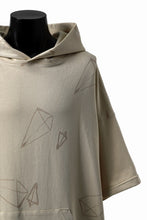 画像をギャラリービューアに読み込む, A.F ARTEFACT PYRA PATTERN PRINT SWEAT HOODIE SHORT SLEEVE (BEIGE)