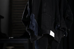 画像をギャラリービューアに読み込む, Feng Chen Wang DECONSTRUCTED DENIM JACKET (BLACK/NAVY)