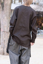 画像をギャラリービューアに読み込む, KLASICA "SH-044" SPLIT RAGLAN COLLAR LESS SHIRTS / BENGARA & SUMI COATED LINEN (BENGARA)