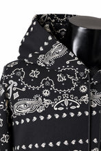 Load image into Gallery viewer, mastermind JAPAN BANDANA HOODIE / REGULAR FIT (BLACK BASE)
