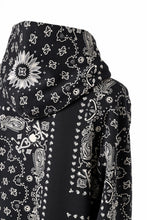 Load image into Gallery viewer, mastermind JAPAN BANDANA HOODIE / REGULAR FIT (BLACK BASE)