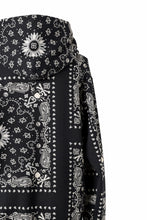 Load image into Gallery viewer, mastermind JAPAN BANDANA HOODIE / REGULAR FIT (BLACK BASE)