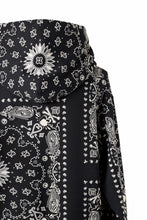 Load image into Gallery viewer, mastermind JAPAN BANDANA HOODIE / REGULAR FIT (BLACK BASE)