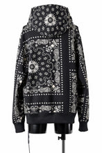 Load image into Gallery viewer, mastermind JAPAN BANDANA HOODIE / REGULAR FIT (BLACK BASE)