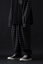 Load image into Gallery viewer, mastermind JAPAN EASY WAIST TAPERED TROUSERS (BLACK PLAID)