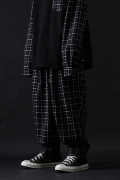 Load image into Gallery viewer, mastermind JAPAN EASY WAIST TAPERED TROUSERS (BLACK PLAID)