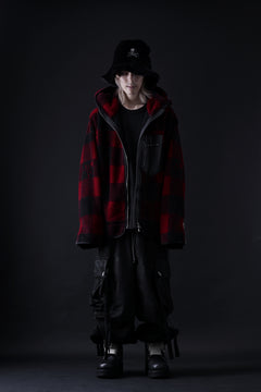 Load image into Gallery viewer, mastermind JAPAN BUFFALO-PLAID SHERPA JACKET / BOXY FIT (BLACK x RED)