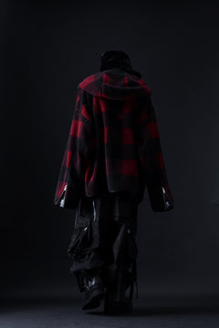 Load image into Gallery viewer, mastermind JAPAN BUFFALO-PLAID SHERPA JACKET / BOXY FIT (BLACK x RED)