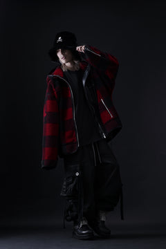 Load image into Gallery viewer, mastermind JAPAN BUFFALO-PLAID SHERPA JACKET / BOXY FIT (BLACK x RED)