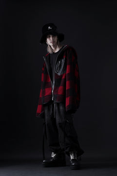 Load image into Gallery viewer, mastermind JAPAN BUFFALO-PLAID SHERPA JACKET / BOXY FIT (BLACK x RED)