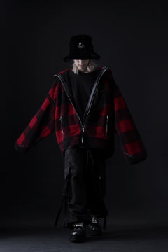 Load image into Gallery viewer, mastermind JAPAN BUFFALO-PLAID SHERPA JACKET / BOXY FIT (BLACK x RED)