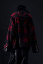 Load image into Gallery viewer, mastermind JAPAN BUFFALO-PLAID SHERPA JACKET / BOXY FIT (BLACK x RED)