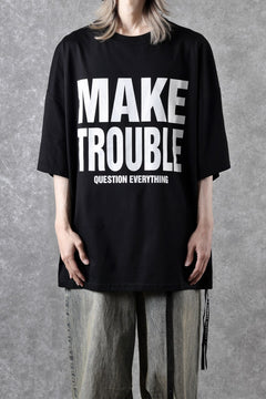 画像をギャラリービューアに読み込む, MASTERMIND WORLD x KATHARINE HAMNETT SLOGAN BIG TEE / MAKE TROUBLE (BLACK)