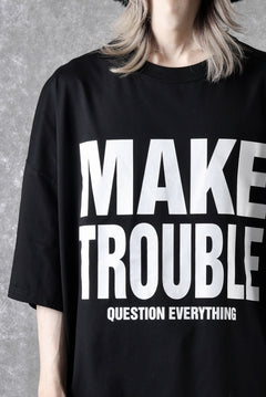 画像をギャラリービューアに読み込む, MASTERMIND WORLD x KATHARINE HAMNETT SLOGAN BIG TEE / MAKE TROUBLE (BLACK)