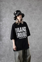 画像をギャラリービューアに読み込む, MASTERMIND WORLD x KATHARINE HAMNETT SLOGAN BIG TEE / MAKE TROUBLE (BLACK)