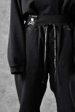Load image into Gallery viewer, MASTERMIND WORLD x KATHARINE HAMNETT JOGGER PANTS (BLACK)