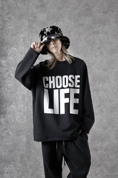Load image into Gallery viewer, MASTERMIND WORLD x KATHARINE HAMNETT CUTOFF PULLOVER / CHOOSE LIFE (BLACK)