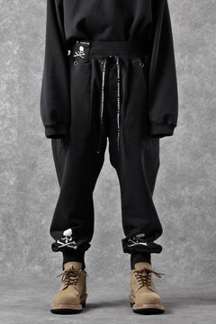 Load image into Gallery viewer, MASTERMIND WORLD x KATHARINE HAMNETT JOGGER PANTS (BLACK)