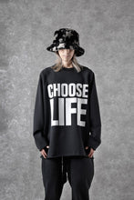 Load image into Gallery viewer, MASTERMIND WORLD x KATHARINE HAMNETT CUTOFF PULLOVER / CHOOSE LIFE (BLACK)