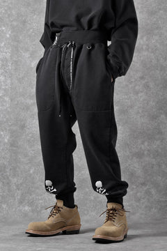 Load image into Gallery viewer, MASTERMIND WORLD x KATHARINE HAMNETT JOGGER PANTS (BLACK)