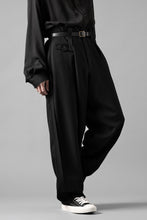 画像をギャラリービューアに読み込む, Y&#39;s for men WITH DECORATIVE CLOTH TAPERED PANTS / WRINKLE WOOL GABARDINE (BLACK)