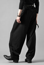 画像をギャラリービューアに読み込む, Y&#39;s for men WITH DECORATIVE CLOTH TAPERED PANTS / WRINKLE WOOL GABARDINE (BLACK)