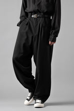 画像をギャラリービューアに読み込む, Y&#39;s for men WITH DECORATIVE CLOTH TAPERED PANTS / WRINKLE WOOL GABARDINE (BLACK)