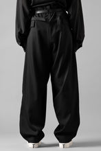 画像をギャラリービューアに読み込む, Y&#39;s for men WITH DECORATIVE CLOTH TAPERED PANTS / WRINKLE WOOL GABARDINE (BLACK)