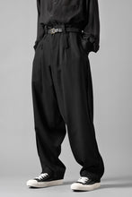 画像をギャラリービューアに読み込む, Y&#39;s for men WITH DECORATIVE CLOTH TAPERED PANTS / WRINKLE WOOL GABARDINE (BLACK)