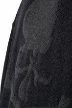 Load image into Gallery viewer, MASTERMIND WORLD LOUNGE CARDIGAN / SOFTY BOA FLEECE (BLACK x CHARCOAL)