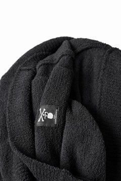 Load image into Gallery viewer, MASTERMIND WORLD LOUNGE CARDIGAN / SOFTY BOA FLEECE (BLACK x CHARCOAL)