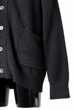 Load image into Gallery viewer, MASTERMIND WORLD LOUNGE CARDIGAN / SOFTY BOA FLEECE (BLACK x CHARCOAL)
