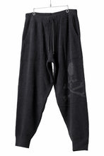 Load image into Gallery viewer, MASTERMIND WORLD LOUNGE LONG PANTS / SOFTY BOA FLEECE (BLACK x CHARCOAL)