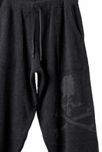 Load image into Gallery viewer, MASTERMIND WORLD LOUNGE LONG PANTS / SOFTY BOA FLEECE (BLACK x CHARCOAL)