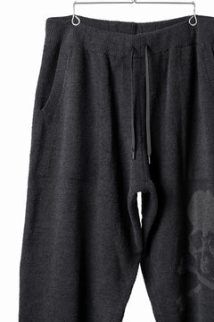 Load image into Gallery viewer, MASTERMIND WORLD LOUNGE LONG PANTS / SOFTY BOA FLEECE (BLACK x CHARCOAL)