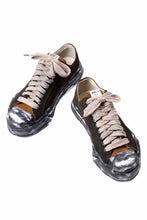 画像をギャラリービューアに読み込む, ISAMU KATAYAMA BACKLASH xx Maison MIHARA YASUHIRO “HANK” OG SOLE STEER SUEDE GARMENT-DYED LOW-TOP SNEAKER (BLACK)