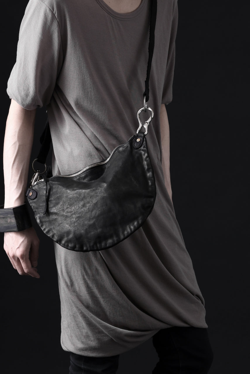 Load image into Gallery viewer, ISAMU KATAYAMA BACKLASH 2WAY BAM FLAP BAG / ITALY SHOULDER OBJECT DYED (BLACK)