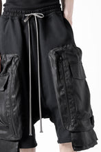画像をギャラリービューアに読み込む, A.F ARTEFACT COMBINED DROPCROTCH CARGO SHORTS (BLACK)
