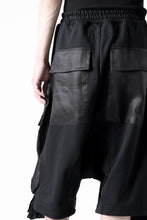 画像をギャラリービューアに読み込む, A.F ARTEFACT COMBINED DROPCROTCH CARGO SHORTS (BLACK)
