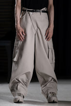 画像をギャラリービューアに読み込む, Feng Chen Wang TILTED WAISTBAND CARGO PANTS (GREY)