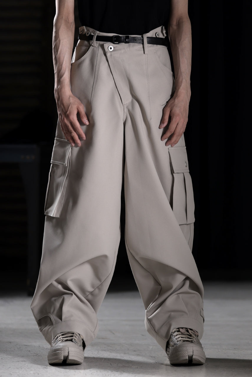 画像をギャラリービューアに読み込む, Feng Chen Wang TILTED WAISTBAND CARGO PANTS (GREY)