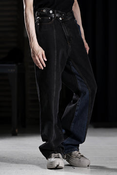 画像をギャラリービューアに読み込む, Feng Chen Wang TILTED WASITBAND JEANS TROUSERS (BLACK/BLUE)