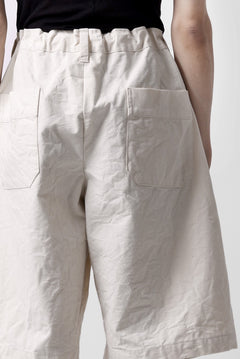 Load image into Gallery viewer, CAPERTICA 2-TUCK WIDE SHORTS / ARMY CANVAS (KINARI)