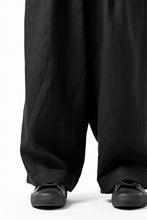 Load image into Gallery viewer, sus-sous cinematic trousers / 1/4 linen seating (BLACK)