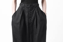 Load image into Gallery viewer, sus-sous cinematic trousers / 1/4 linen seating (BLACK)