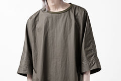 Load image into Gallery viewer, sus-sous atelier T / Lance 80/- cotton typewriter (OLIVE GREEN)